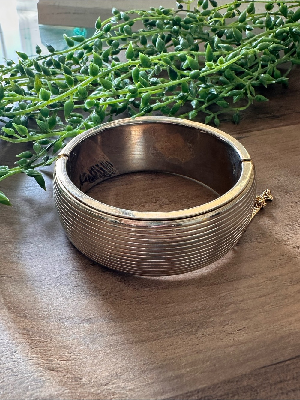 VTG 90's Jewelry Gold Tone Horizontal Line Hinge Lock Button Clamp Bracelet